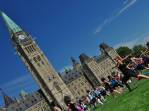 A Ana participa de aula de Ioga em frente ao prédio do Parlamento, em Ottawa, capital do Canadá